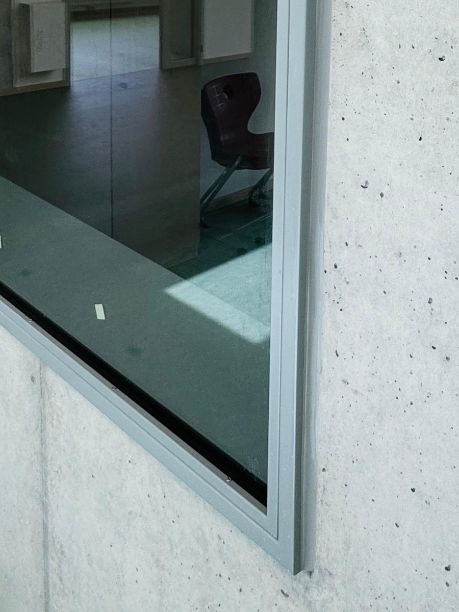 Fensterverfugung im Gewerbebereich, saubere Anschlussfuge mit Polyurethan
