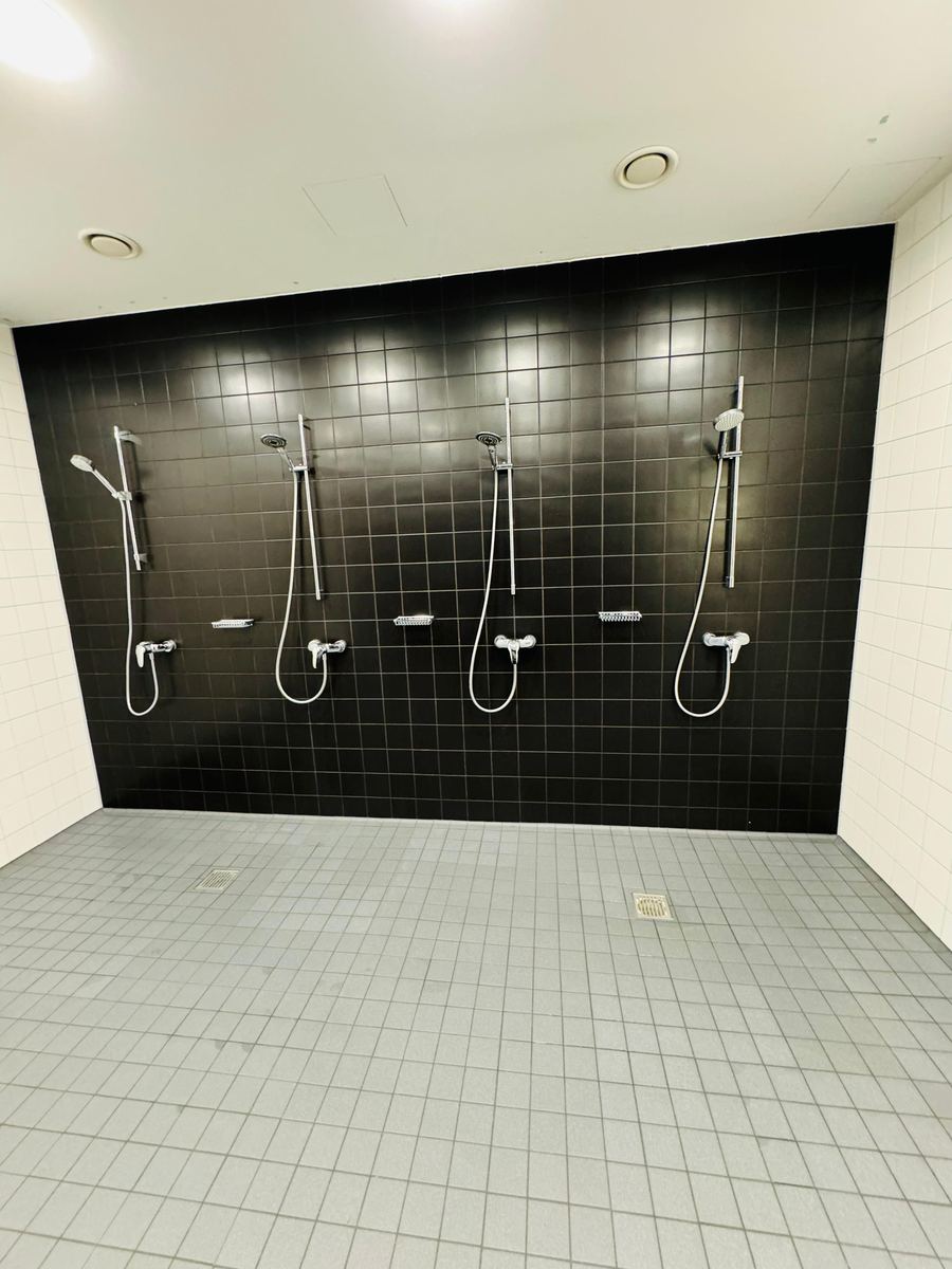 Sanierte Gewerbedusche mit neuen Wandfliesen